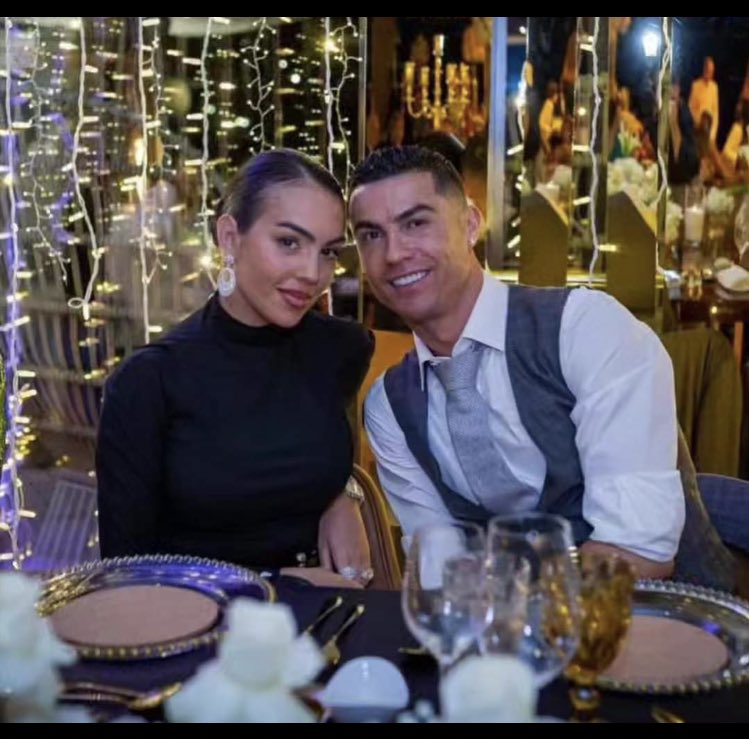 حتي كريستيانو عشان يتجوز راح اشتغل سنة ف السعودية.!😂
#كريستيانو_رونالدو #فرح_جورجينا