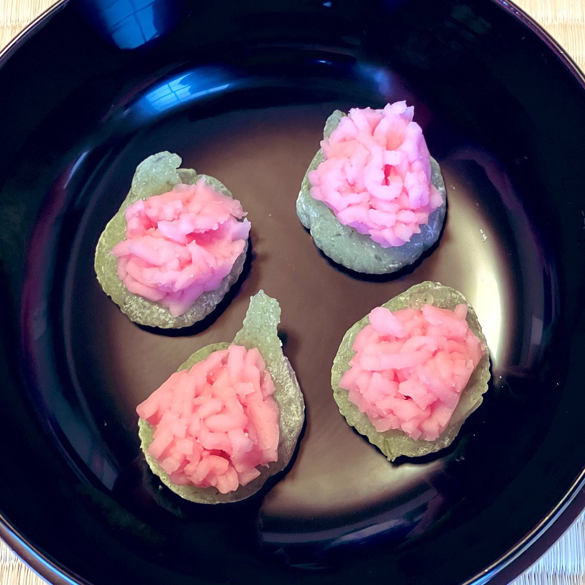 お久しぶりです…🍵
3/2にお稽古がありました！
（2月も2回お稽古がありました🙇‍♀️）

さて、今回のお菓子はひな祭りにちなんで「ひちぎり」でした🎎

気づけばもう3月…来月にはオリエンテーションも始まりますね！
#春から東女 のみなさん！
大学で一緒にお茶しませんか〜！！
#twcu #東京女子大学
