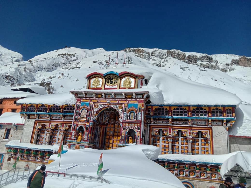 Tour My India on X: "Shrouded in snow, Shri Badrinath Dham stands  majestically in the Himalayas. It received heavy, fresh snowfall. The doors  of Badrinath will reopen on May 12 for the