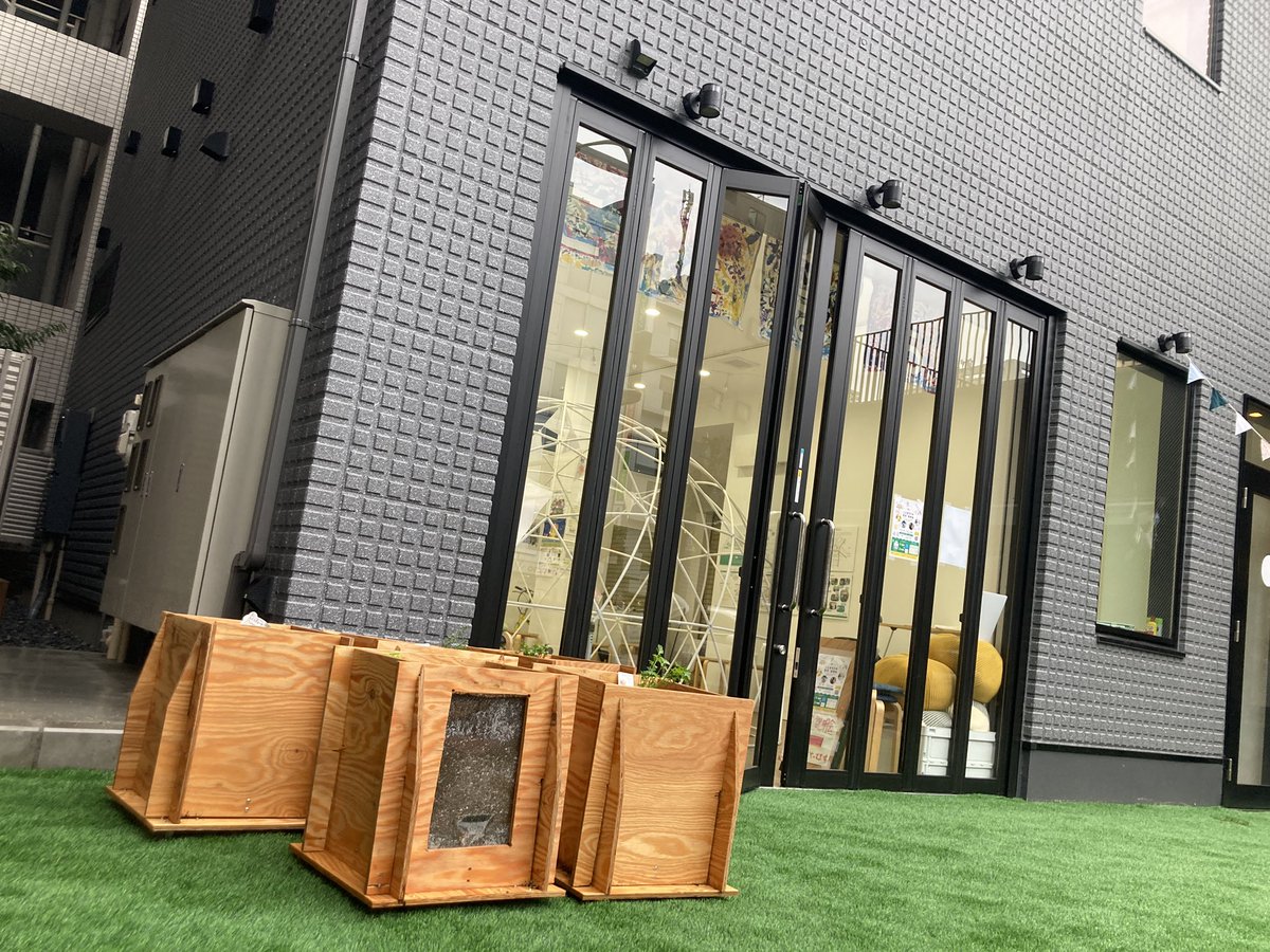 スカイツリーの真ん前の「ことまちベース」に菜園キューブを5台置きました！
みんなで育ててみんなで食べる、ゆるやかな共同体を押上でも実践します。
一台、一面を透明にして水の層と土の層が分かれた構造を見えるようにしてみた。