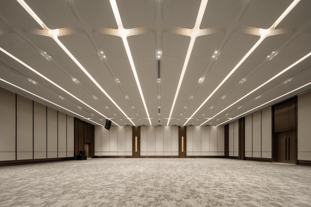 PuriLighting's tweet photo. The conference area employs a 4000K light color temperature to foster a bright and uniform lighting effect. Designed with high luminance at its core, the lighting accommodates a variety of functions, including meetings, photography, and broadcasting. https://t.co/KTvg0D154K