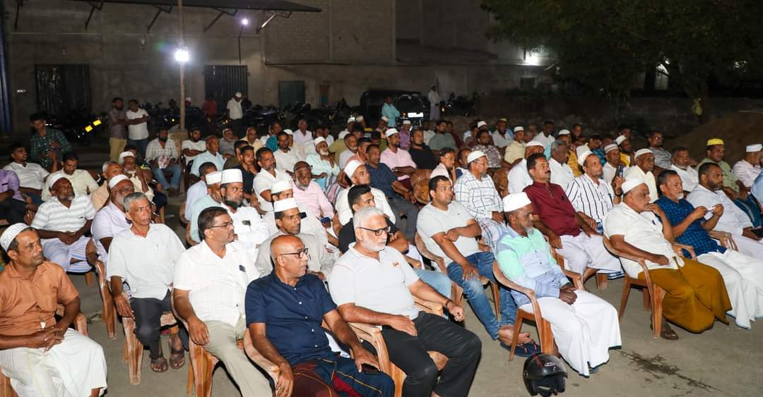 acmcofficial's tweet photo. #ACMC யின் #ஏறாவூர் மத்தியகுழு புனரமைப்புக் கூட்டம் (03) முன்னாள் கிழக்கு மாகாண சுகாதார அமைச்சர் MS.சுபைர் தலைமையில் ஏறாவூரில் இடம்பெற்றது. இந்தக் கூட்டத்தில், கட்சியின் தலைவர் @rbathiudeen மற்றும் தவிசாளர் அமீர் அலி ஆகியோர் கலந்துகொண்ட போது.
#ACMCLeader #lka #Batticaloa #Eravur https://t.co/0AE0tv9VuA