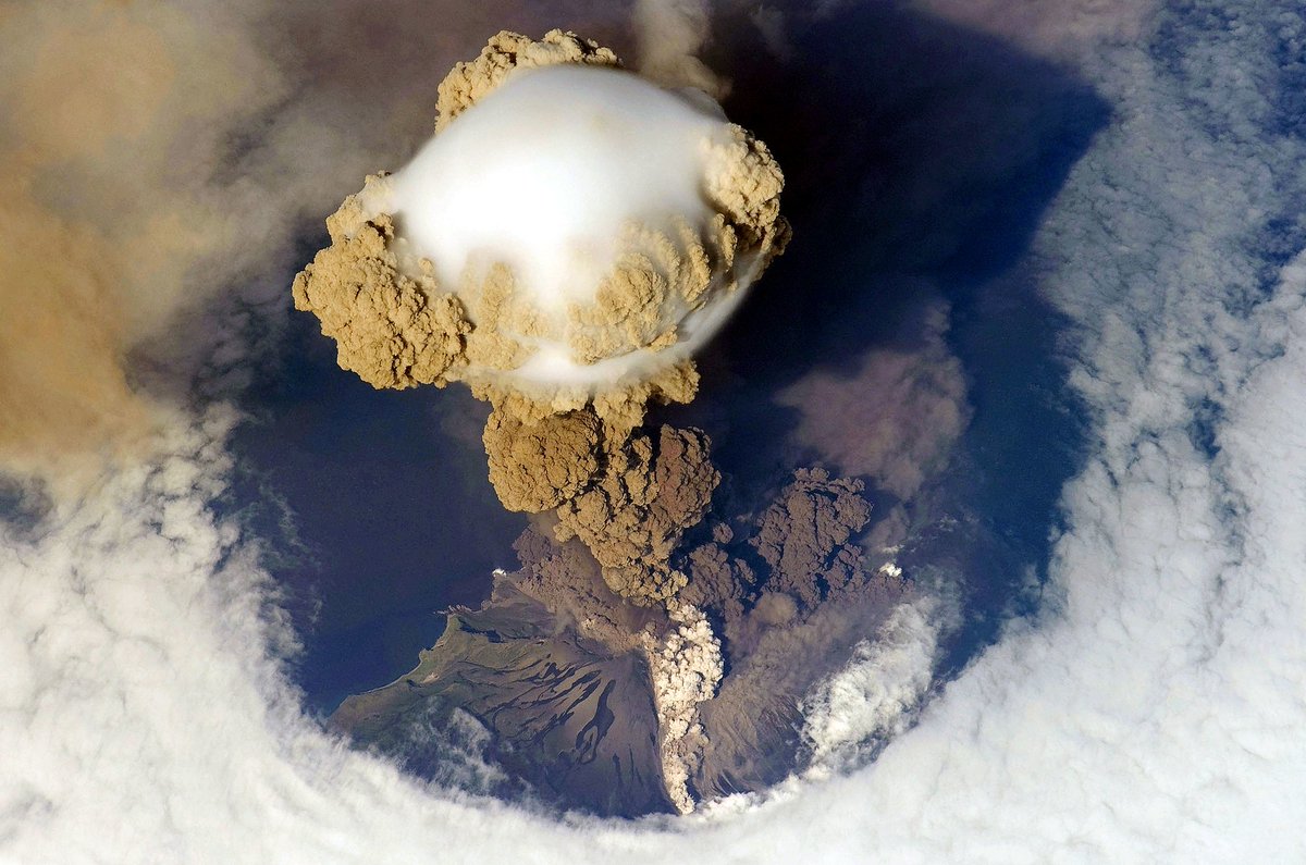 1/3🌋Measuring the systemic #risks of a massive eruption
Very large volcanic #eruptions are rare but have catastrophic effects on climate, food security, &amp; society. Scientists <a href="/sciences_UNIGE/">Faculty of Science | UNIGE</a>, with <a href="/WTWcorporate/">WTW</a>, are preparing to measure these risks, currently widely overlooked.
