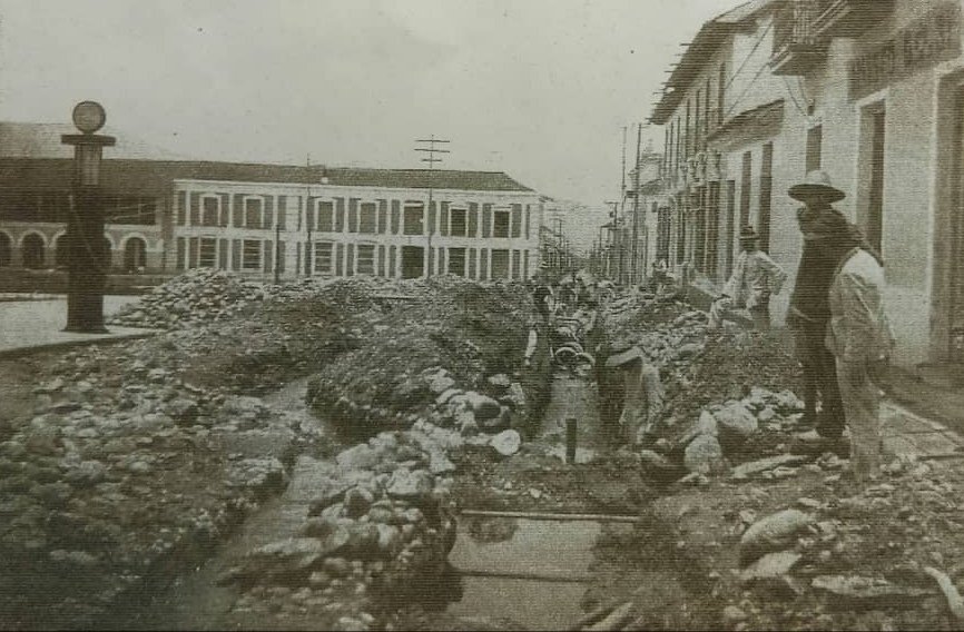 #23Feb #MéridaDeSiempre 
Hermosa imagen de finales de la década de los 20, s. XX. 
Se daba un paso al frente con el empotramiento de tuberías en el poblado. Obra del General Uzcátegui, quien trajo transformación para nuestra Mérida de siempre. Al fondo en la esquina el Palacio de