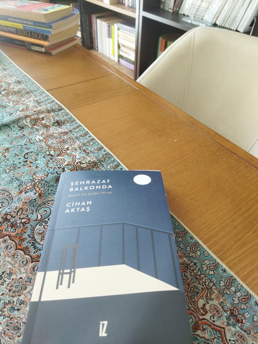 Güne çok yorgun başladım. Az önce kapı çaldı küçük bir kargo paketi , herzaman ki gibi <a href="/umitsavas/">ümit savaş</a> in aldığı kitaplardan biridir diye düşünerek aldım ki gönderen kısmında <a href="/chn_aktas/">Cihan Aktaş</a> yazıyor tabii ki hemen açtım ve içinden bu guzellik çıktı ,çok teşekkür ederim💙