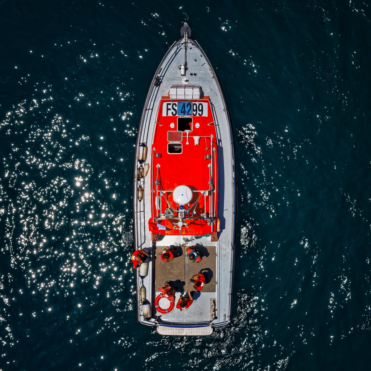 SauveteursenMer's tweet photo. La photo du #weekend 📸 Magnifique photo vue de haut de la vedette de #sauvetage de 2e classe SNS 255 "Moïse Bègue II" des #SauveteursenMer #SNSM Sainte-Marie à La Réunion 🌊 https://t.co/D5hSVkEeWs 
Photo 📸 Stéphane Bommert https://t.co/4lVljmozfA