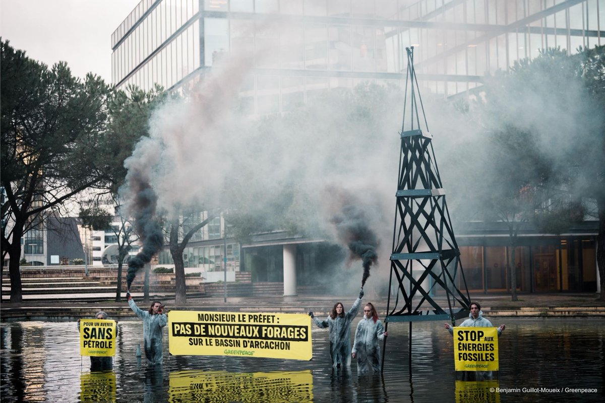 greenpeacefr's tweet photo. Les militant·es de @greenpeacebdx sont passé·es à l’action devant la préfecture de la Gironde pour dénoncer le projet de nouveaux puits pétroliers dans le bassin d’Arcachon 💥

@Etguyot @RolandLescure, ce projet est un non-sens écologique total. Il ne doit pas voir le jour ! https://t.co/7LlbRxgWUK