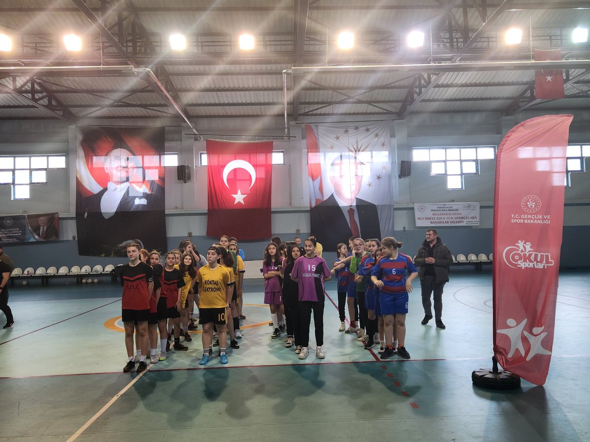 Okul sporları futsal turnuvalarında il 3.sü olan kız futsal takımımızı tebrik ediyoruz <a href="/CorluMem/">Çorlu Milli Eğitim Müdürlüğü</a> <a href="/ersanulusan/">Ersan Ulusan</a> <a href="/tekirdagmem/">Tekirdağ İl Millî Eğitim Müdürlüğü</a>
