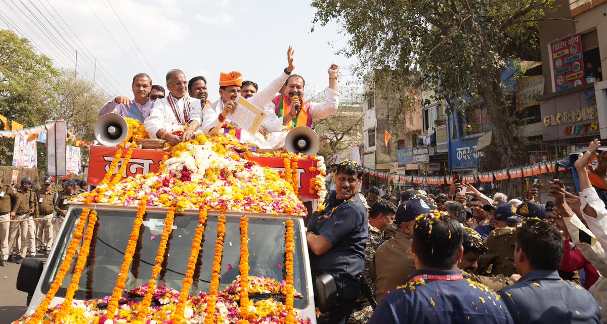 CMMadhyaPradesh's tweet photo. डबल इंजन की सरकार, विकास लगातार  
जनता का मिल रहा आशीर्वाद, बरस रहा भरपूर प्‍यार.... 

मुख्यमंत्री डॉ. मोहन यादव का नीमच में आयोजित "जन-आभार यात्रा" के दौरान स्थानीय नागरिकों ने पुष्पवर्ष��� कर स्वागत एवं अभिनंदन किया।

@DrMohanYadav51