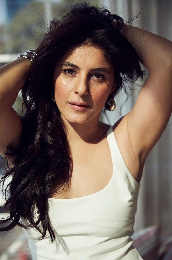 GHA2V43XgAAOpy8?format=jpg&name=900x900