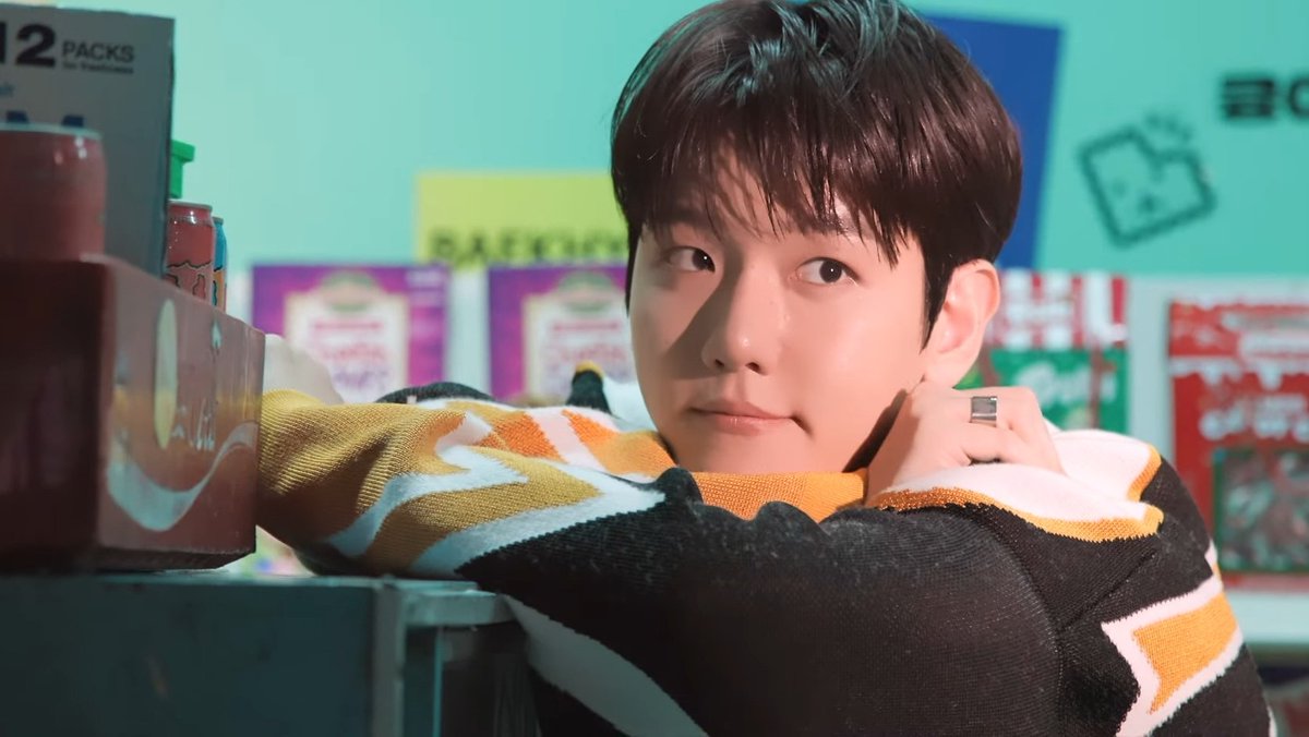 bbhsource's tweet photo. baekhyun for snack party poster behind 🥨💙 https://t.co/kv17a2JNHh