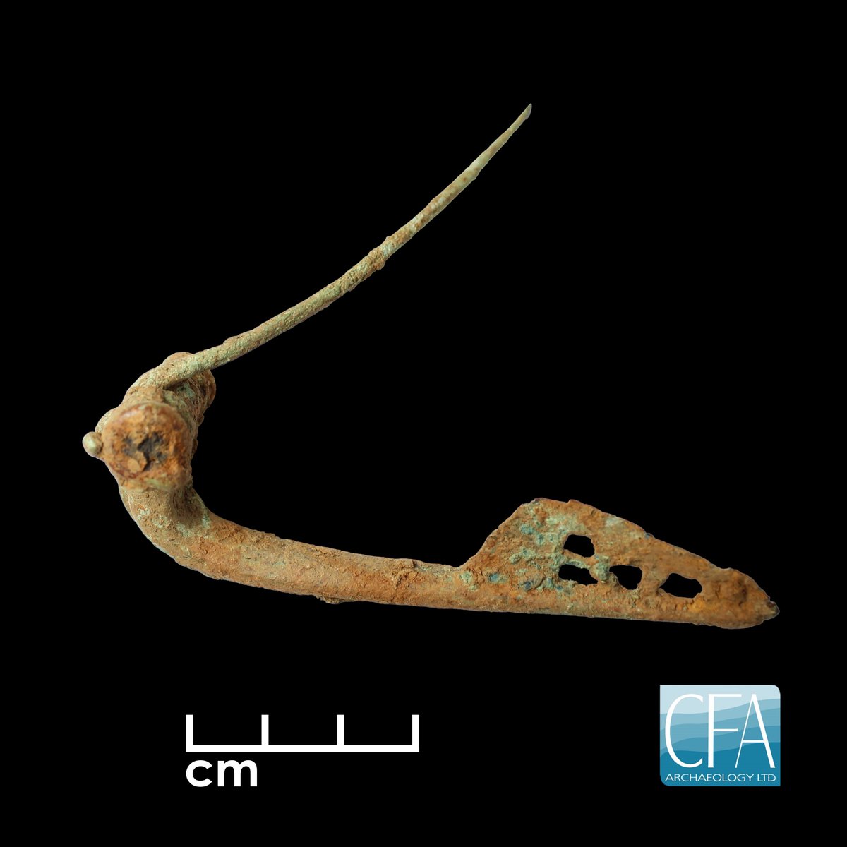 cfa_archaeology's tweet photo. We’ve got something pointy for this week’s #FindsFriday! This is a lovely #Roman copper alloy #brooch from #Northamptonshire. It is nearly entirely intact, with the pin still sticking up, and you can just about make out the coiled spring which it is attached to. #RomanTwitter https://t.co/2Dd4XcrPZV