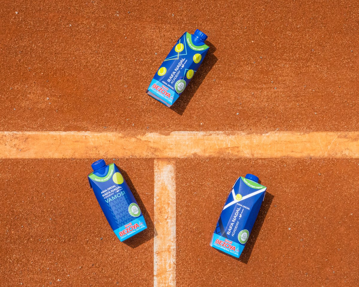 Celebramos el Día Nacional de Jugar al #Tenis con @Bezoya 💧. Desde hace casi un año, patrocinamos la @rnadalacademy con nuestra agua de mineralización muy débil. Nos encanta promover el deporte y los hábitos saludables con una hidratación adecuada. ¡Vamos a #DarLoMejor! 🎾💪🏻