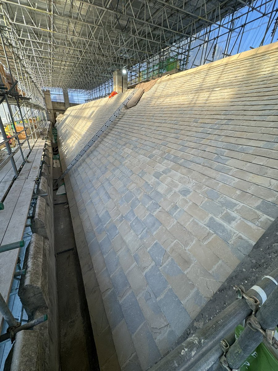 New stone Collyweston slate from our own mine being fixed at a Cambridge College. #limestone #mining #slate #heritage #listedbuilding #slate #stone #cambridgeuniversity @TLX_Insulation @FAValiant1