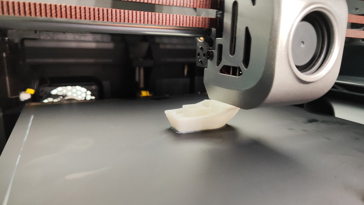 Aquesta setmana hem instal·lat dues impressores 3D perquè els nostres alumnes puguin aprendre sobre aquesta tecnologia i els processos industrials de fabricació i disseny. El claustre i l'equip directiu volem agrair a l'AFA aquests recursos tan interessants pel nostre alumnat.