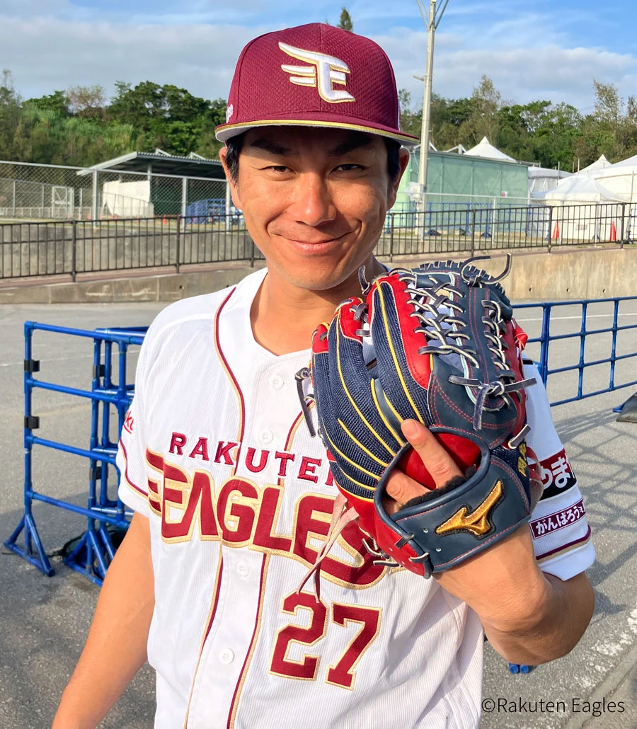 岡島豪郎　ネーム入りバッティンググローブ GHA4iEvaAAAMI7t?format=webp&