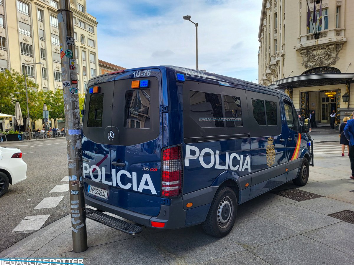 GaliciaSpotter's tweet photo. Mercedes Sprinter II, furgón perteneciente a la Unidad de Intervención Policial de la Policía Nacional.
#mercedessprinter #furgonpolicial #policia #policianacional #dgp #091policia #1uip #uip #unidadintervenciónpolicial #policiaespañola #veblinter #rodriguezlopezauto #isae https://t.co/dBGhlwJJSH