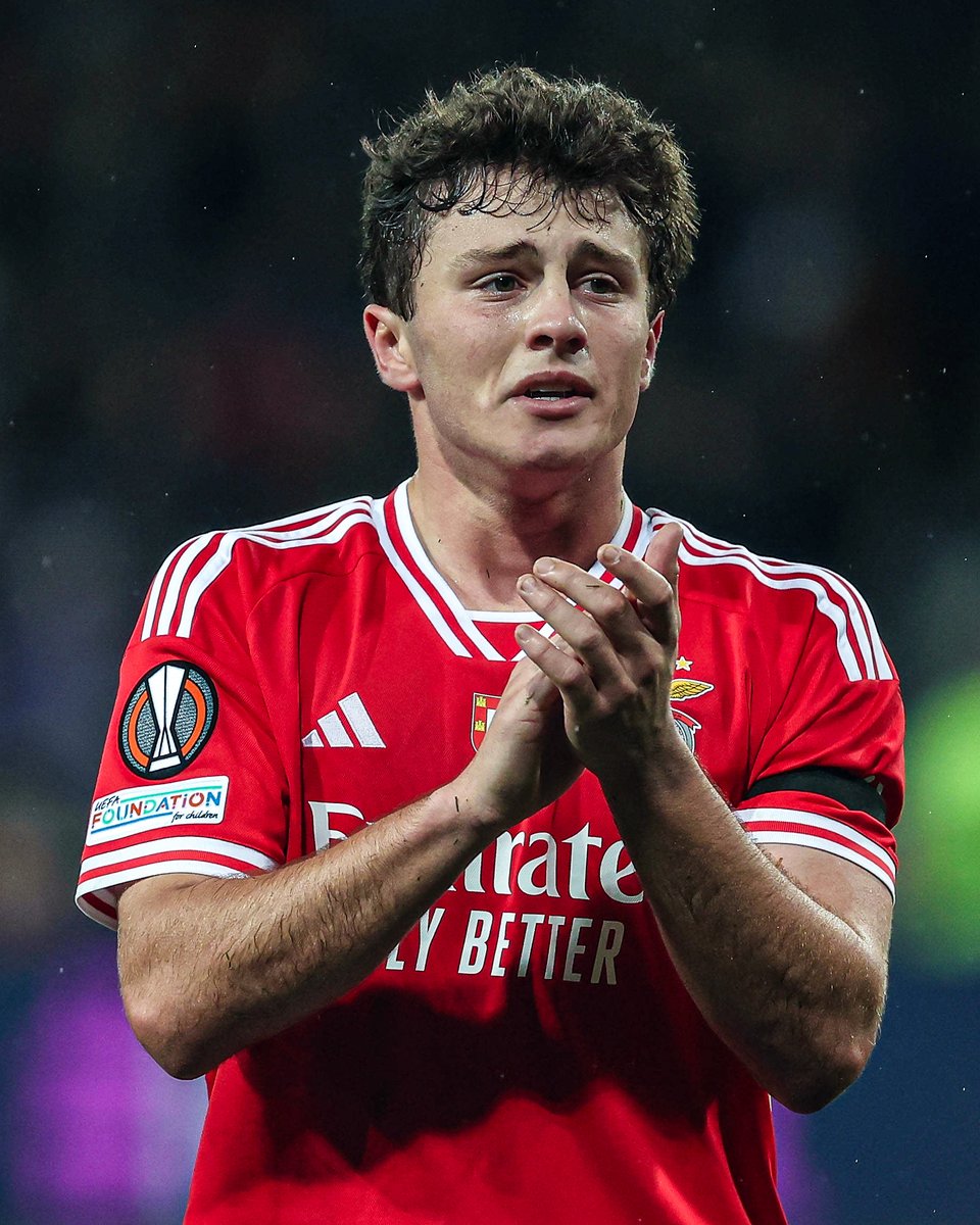 João Neves, who sadly lost his mother this week, was shown love by Benfica fans after the game against Toulouse last night.

Stay strong, João ♥️