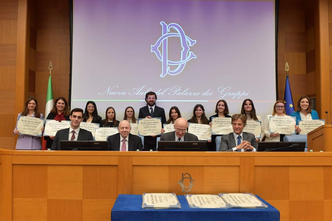 CollegioCA's tweet photo. Complimenti alle nostre #Allieve Carlotta Papantuono e Arianna Perruquet, insignite del #PremioAmericaGiovani dalla Fondazione Italia-Usa.
Un bel riconoscimento all’eccellenza negli studi che il nostro #ProgrammaAllievi ha l’obiettivo di promuovere.
https://t.co/pbYw9sbKdf https://t.co/QEH3KkGVCk