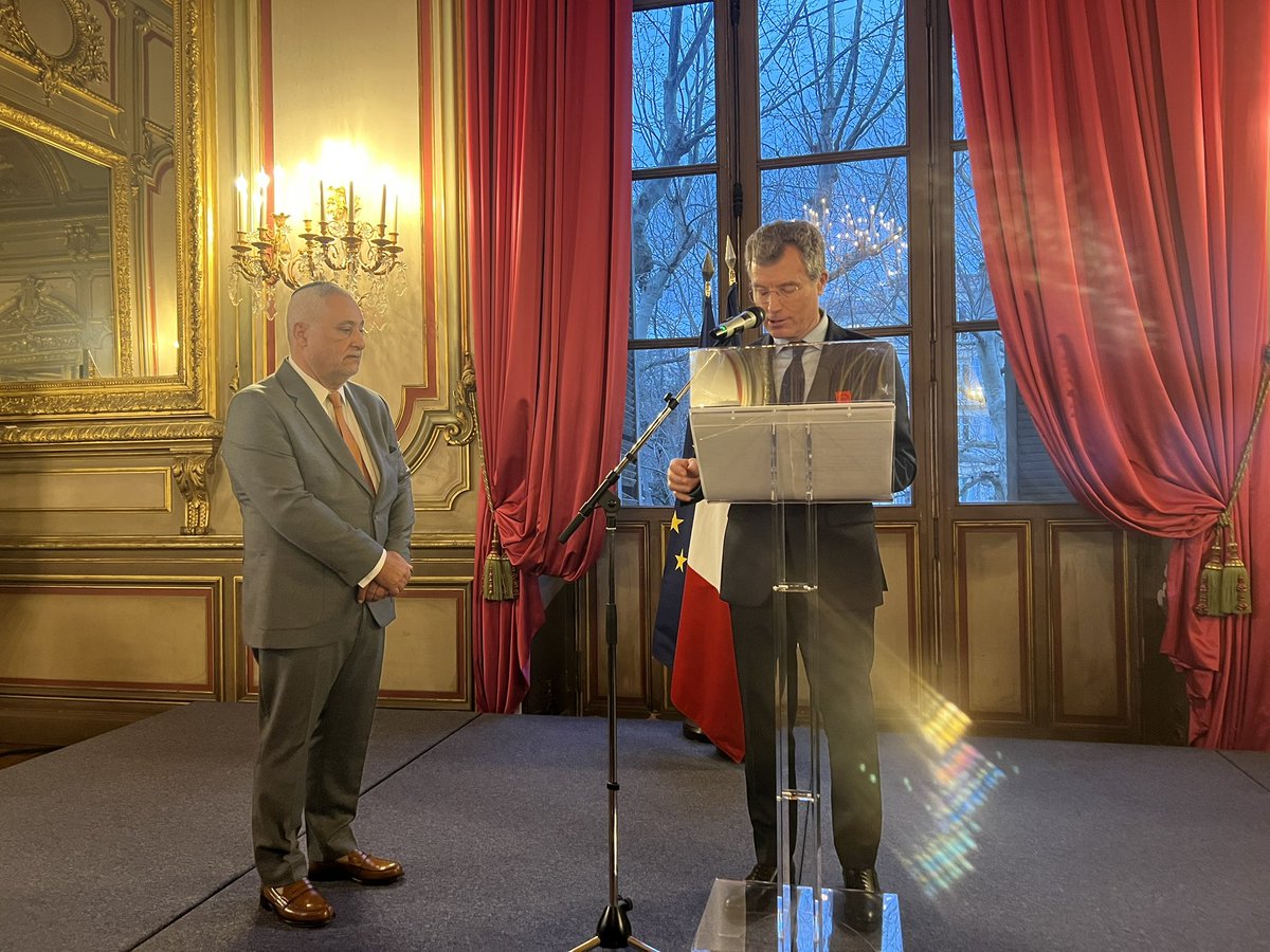 J'ai eu le privilège d'être décoré de la Légion d'Honneur de @gouvernementFR . Cette distinction revient à toute la communauté juive de Marseille. Merci à toutes celles et ceux qui sont venus partager ce moment.@Prefet13 @BenoitPayan @MartineVassal @LudovicPerney @BendayanF