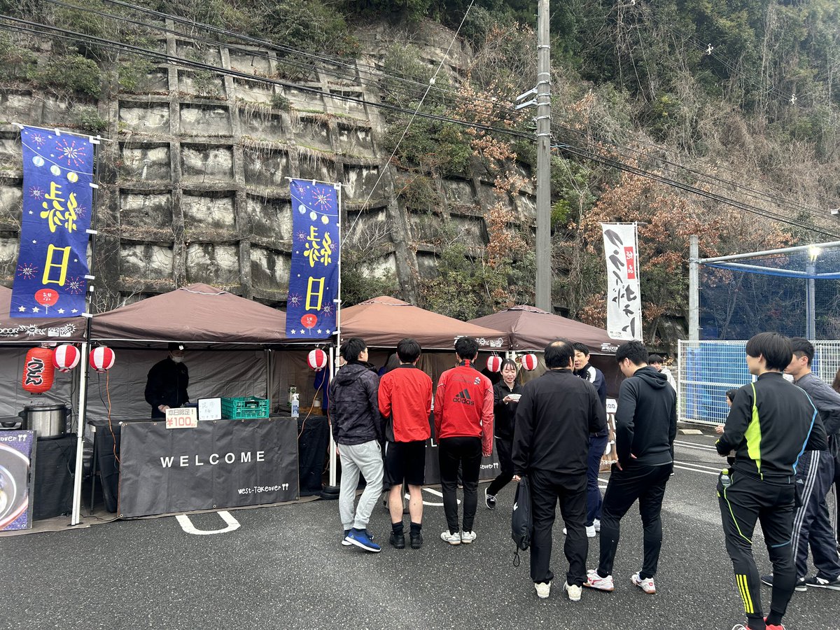 毎年ご依頼頂いていた企業様のフットサル大会のケータリングにコロナ明け久しぶりに出店させて頂きました😳

営業前に、尊敬する広島焼きいっちゃんのお好み焼きを頂きました！
#屋台
#キッチンカー 
#出張屋台
#お好み焼き
#広島焼き
#ケータリング