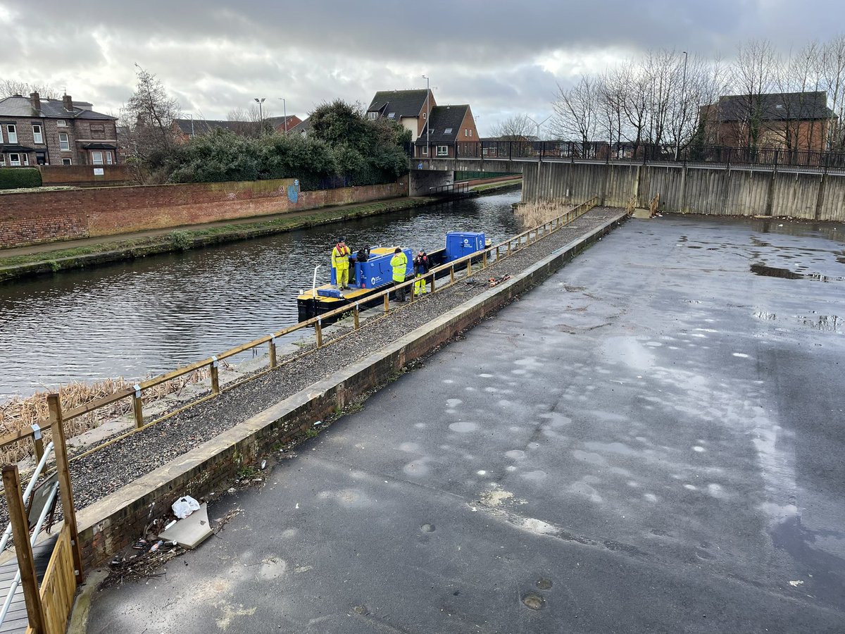 Cutting down the reeds alongside the Salt & Tar Events Venue in Bootle. I hope Tom Jones appreciates it when he comes in August. @CRTNorthWest @CRTBoating #volunteerbywater