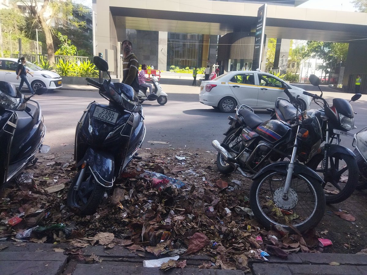 surajmad4u's tweet photo. @PMCPune Hugh garbage dump opposite Panchshil Business Park Tower B Viman Nagar https://t.co/1cOk1brSAn