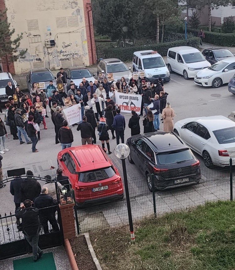 Çocuğunu ısıran başıboş köpeği tüfekle öldüren Orçun Maviş mahkemede beraat edilince bir grup hasta ruhlu adamın evinin önünde eylem yapıyor. Katıl İsrail 15 bini çocuk 30 binden fazla masum insanı öldürdü, bir tanesi bile İsrail Elçiliğin önüne gidip dikilmedi. İt oğlu itler.