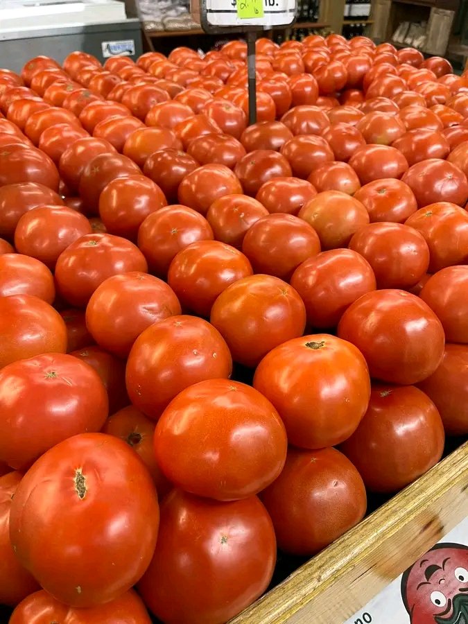 Tomatoes are  tasty, healthy, and good for the planet. Grow them and join #ZeroHunger for a better future.
#AgInfluencers #youthInAction #betterNutrition @UR_CAVM