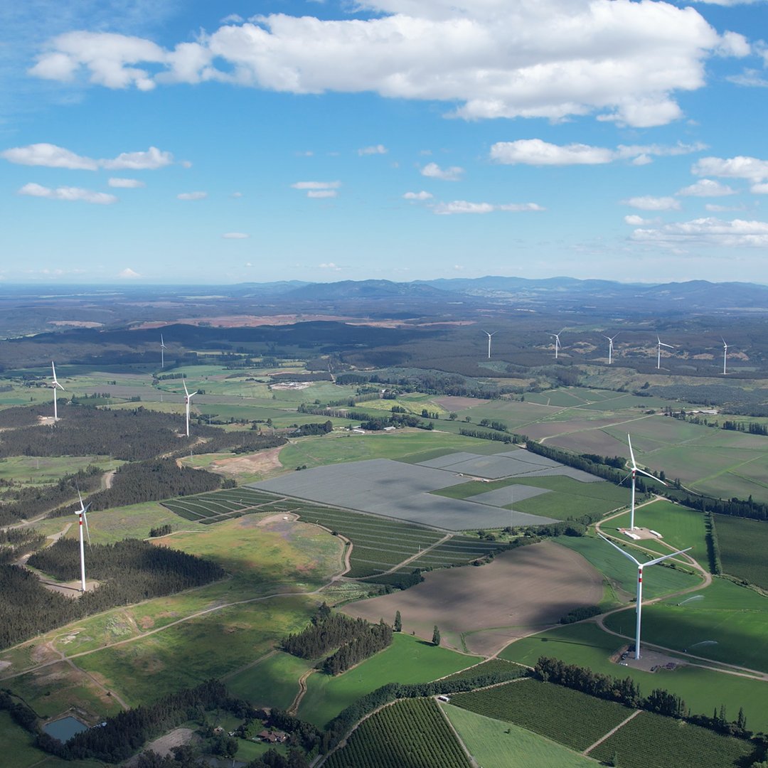 🍃 The La Cabaña wind farm in Chile can officially start commercial operation! 🌬 This new plant will generate around 330 GWh per year, powering over 120,000 homes & avoiding emitting 265,000 tons of CO2. 🌎 #RenewableEnergy #Sustainability