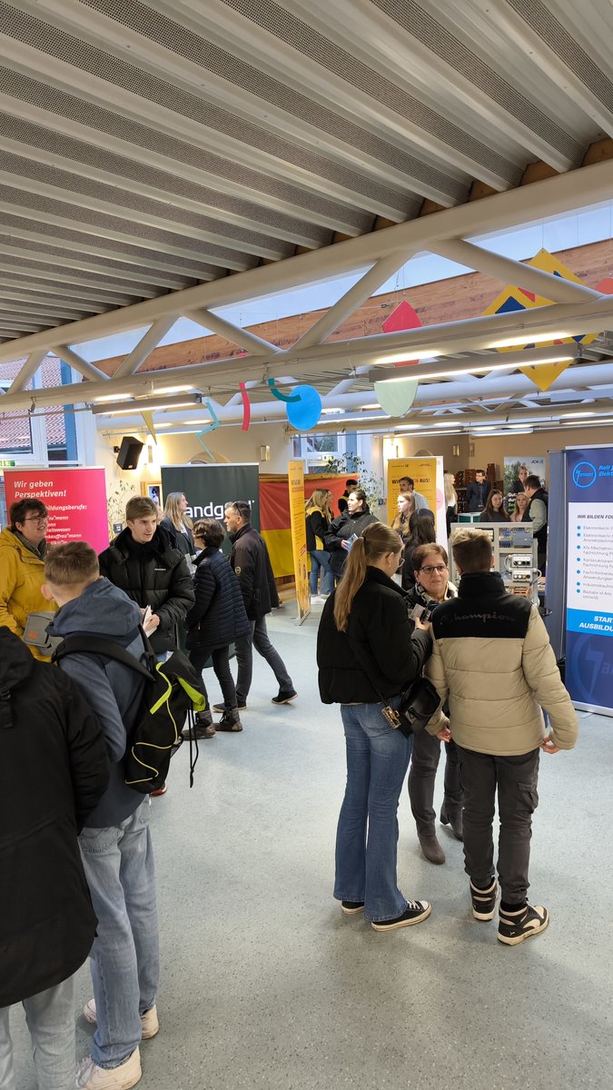 Wow‼
Die Ausbildungsmesse am 22.02.war mit 40 Ausstellern eine bunte Mischung von Unternehmen.👍
Wer nicht da war – hat was verpasst.😏 Ein weiterer Termin für Großefehn steht schon fest und sollte sich auf jeden Fall im Kalender notiert werden: 12.09.2024
#ausbildungsmesse