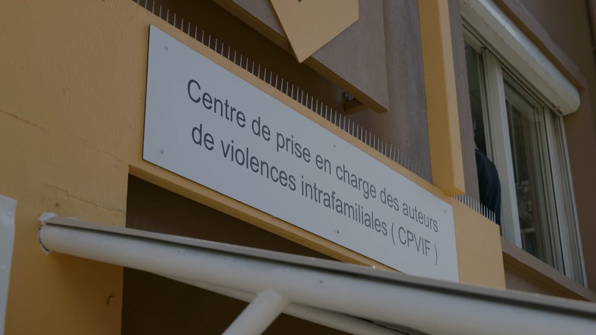 E_DupondM's tweet photo. Le fléau des violences intrafamiliales n’épargne pas la Nouvelle-Calédonie.

Face à lui, tout le monde se mobilise.

Grâce au @justice_gouv, @GouvNC, @ProvinceSud et aux associations, un centre de prise en charge des auteurs ouvrira ses portes à Nouméa. Un engagement exemplaire! https://t.co/pcYV1h5vA2
