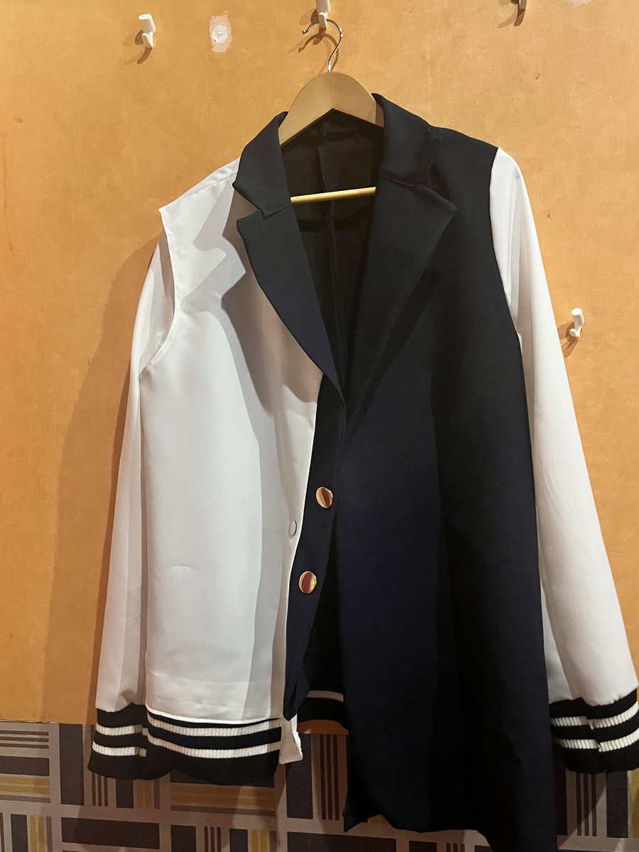 prototype770315's tweet photo. ナナヲアカリさんのRPGTOURの衣装をそれっぽく作ってみた🙌

裁縫なんて小学生のドラゴンエプロン振りだったけど勢いで何とかなった〜!

1番大変だったのはおかんの30年前の動かないミシンを修理した所です👐

#ナナヲアカリ https://t.co/TEjCQbZWaC