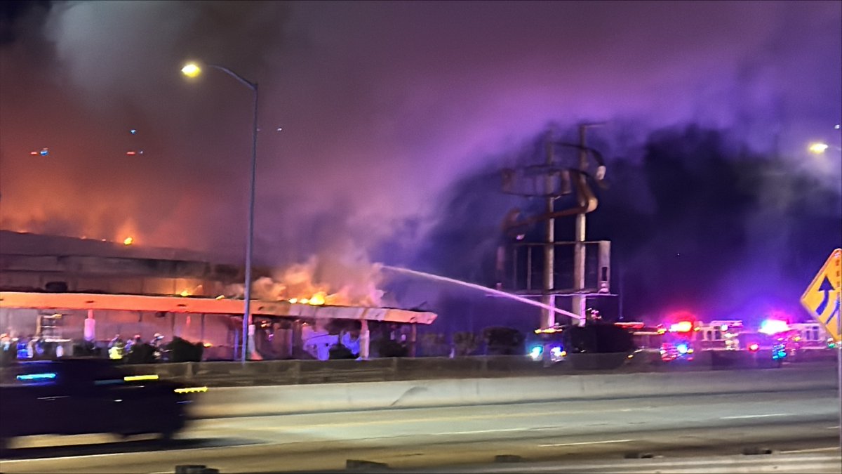 KOLDNews's tweet photo. HAPPENING NOW: Historic motel burns in #Tucson >> https://t.co/YiOXBl6kuY https://t.co/cz8dNJjCvu
