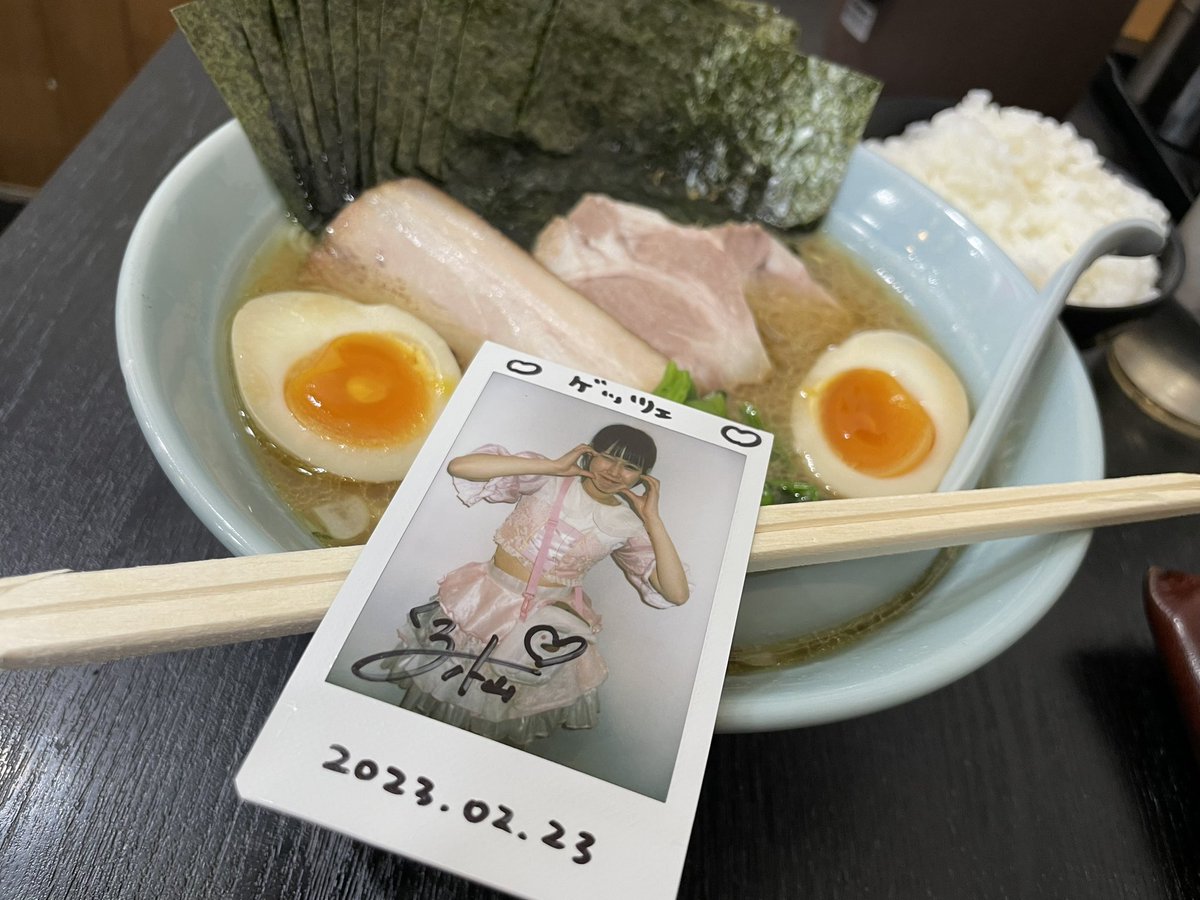 yoona3mao's tweet image. たまたまやってきた家系屋さんがマキホルさんの応援店だったよ、マキシマムザラーメン（1600円）の推し方よ。でも気をつけて欲しいことが一つあって注文はもちろん
#2023年2月23日
#ご注文はくるみですか