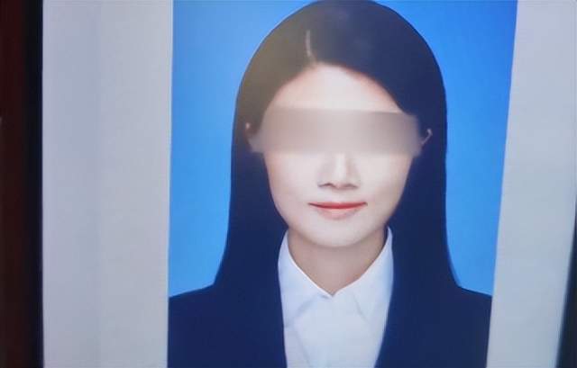 金融圈各种瓜每天都有

徐某表示，领导马某某与她发生了三次发生性关系，并详细曝光了时间和地点。

1、今年开完年送他回家的路上要求我和他性爱关系，并实施。

2、今年夏天我和在拜访客户的路上，在车上发生了性爱关系。

3、上周四我们与高新区领导聚餐，聚餐后，在停车场发生了关系。

徐某表示：“对于上述事件，我深感恐惧，我对不起我的老公，对不起我的家庭和孩子，也对不起他老婆，希望领导能够秉公处理。”

之后，涉事银行调查后发布通报，免去马某某团队经理职务。