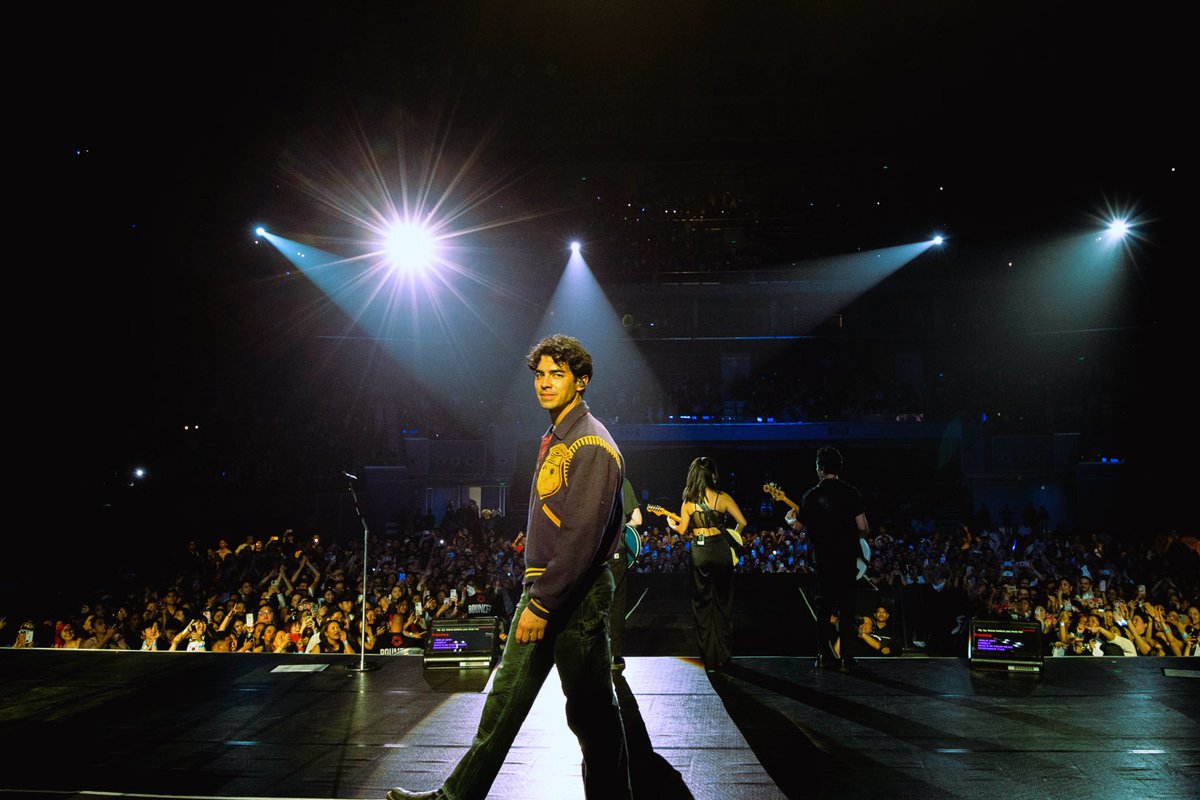 jonasbrothers's tweet photo. Manila… You were LOUD last night!! What a way to kick-off the international leg of #THETOUR. Couldn’t have asked for a better first night back ❤️ Thank you for having us! https://t.co/LVsz3PglKg