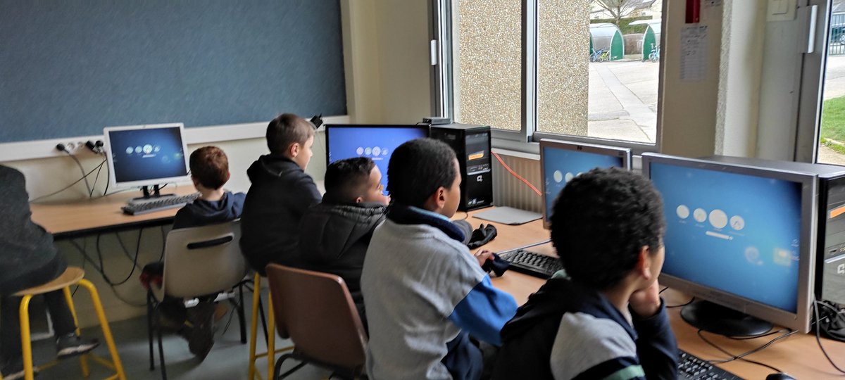 wanerspid's tweet photo. Merci à l'association #RÉSO -Réemploi Éducatif et Social d'Ordinateurs de m'avoir aidé à refaire une salle informatique dans l'école avec serveur. Ils tournent à présent aussi sous @PrimTux_Team - un Linux directement pensé pour un usage scolaire !!! https://t.co/LC2lNWotUy