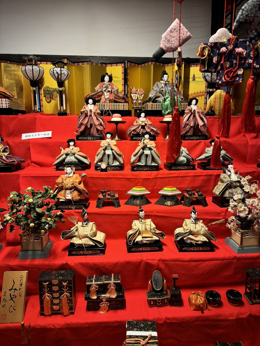 I visited Kanzo Yashiki, 1 min walk from Enzan Station in #Yamanashi. 210 yen for entry fee. #HinaDolls were in display. Some dolls are from the Edo period. The Hina dolls in a castle-like structure were popular in Yamanashi during the Taisho period.