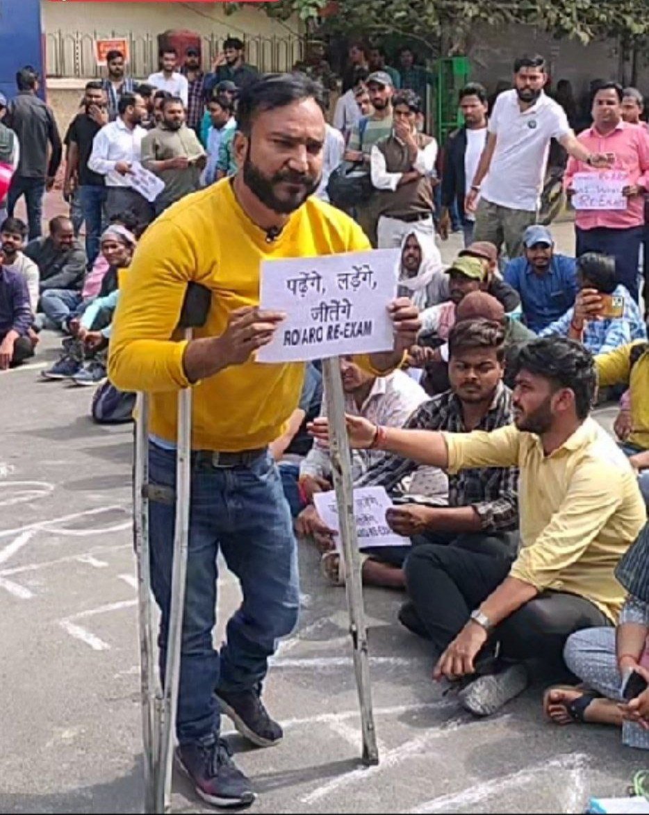 #ReExam_RO_ARO
RO ARO 2023 Retweet के साथ Comment मे भी अपनी Problem लिखें। पेपर लीक के खिलाफ और दोबारा पेपर करवाने को लेकर उत्तर प्रदेश लोक सेवा के बाहर अभ्यर्थियों का प्रदर्शन शुरू।।
#ReExam_RO_ARO
#UPP_Paper_Leak
#RO_ARO_PAPER_LEAK