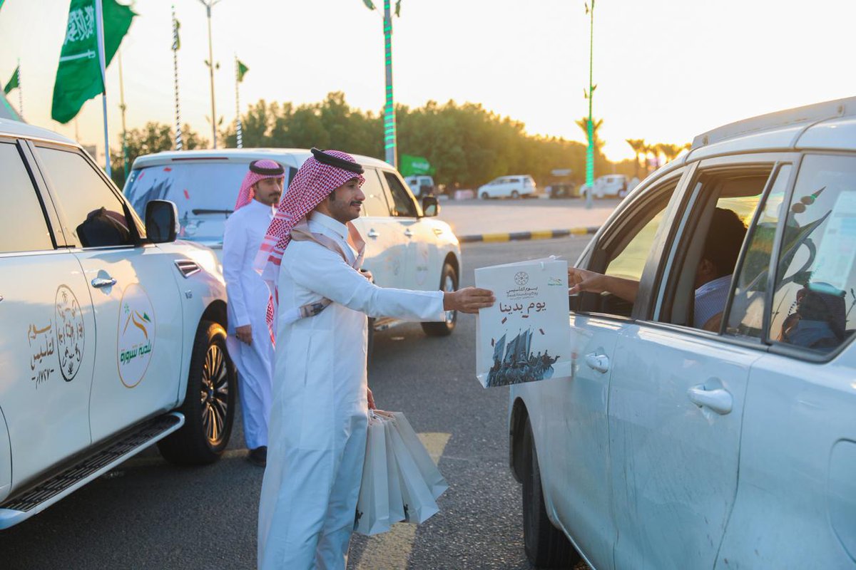 BSharoorh's tweet photo. #صور |

جانب من توزيعات بلدية محافظة شرورة إحتفالاً بـ #يوم_التأسيس    

#أمانة_نجران
#يوم_بدينا https://t.co/pYBWFGnPmz