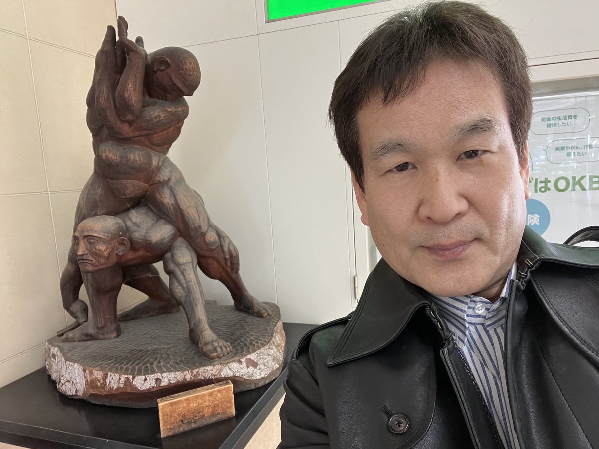 JiroShinbo_tabi's tweet photo. 岐阜羽島駅名物、謎の木彫。
タイトルも作者名も消えて、駅の片隅に追いやられている。
毎回思うが、一体コレは何？ https://t.co/XwQi42KHrv