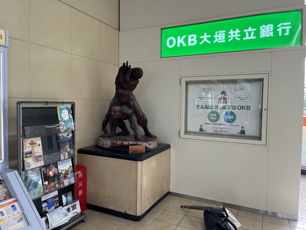JiroShinbo_tabi's tweet photo. 岐阜羽島駅名物、謎の木彫。
タイトルも作者名も消えて、駅の片隅に追いやられている。
毎回思うが、一体コレは何？ https://t.co/XwQi42KHrv