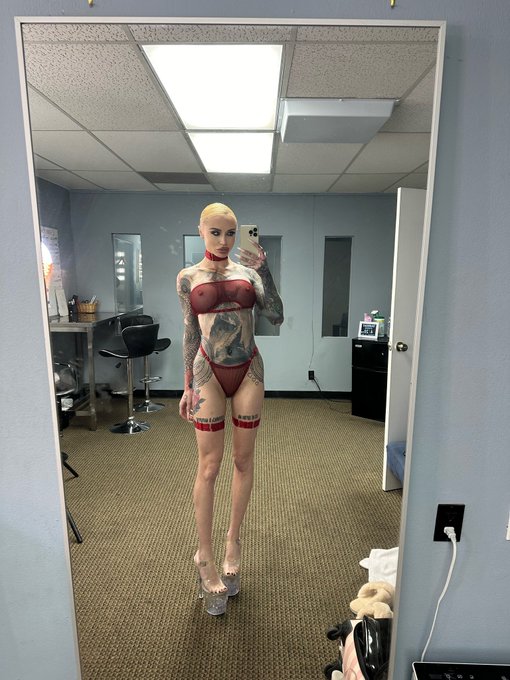 1 or 2?? https://t.co/13v8I42hx4<a href="/tag/pisswhore"class="tags"><span>#pisswhore</span></a>