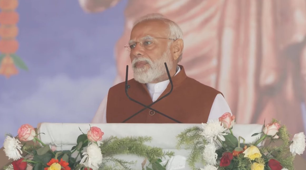 BJP4India's tweet photo. आज देश के हर दलित को, हर पिछड़े को एक और बात ध्यान रखनी है।

हमारे देश में जाति के नाम पर उकसाने और उन्हें लड़ाने में भरोसा रखने वाले इंडी गठबंधन के लोग दलित, वंचित के हित की योजनाओं का विरोध करते हैं। 

जाति की भलाई के नाम पर ये लोग अपने परिवार के स्वार्थ की राजनीति करते हैं।

- पीएम @narendramodi