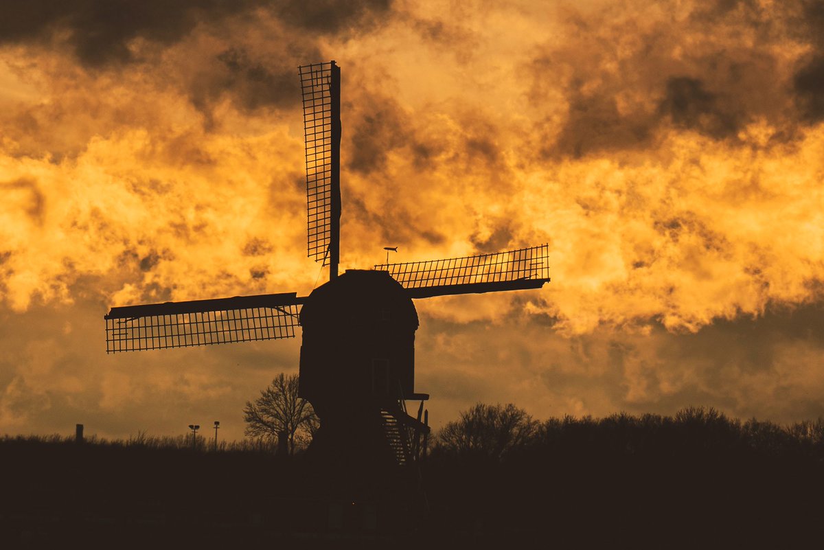 Goedemorgen, gisteravond richting het westen tijdens de zonsondergang waren er schitterende luchten in de Betuwe, Code oranje achter de voorste molen in Hellouw,..
<a href="/WNLVandaag/">WNL Vandaag</a> <a href="/HVweerNL/">Extreem Weer</a> <a href="/m0lens/">De Hollandsche Molen</a> #stormLouis #storm #wnl