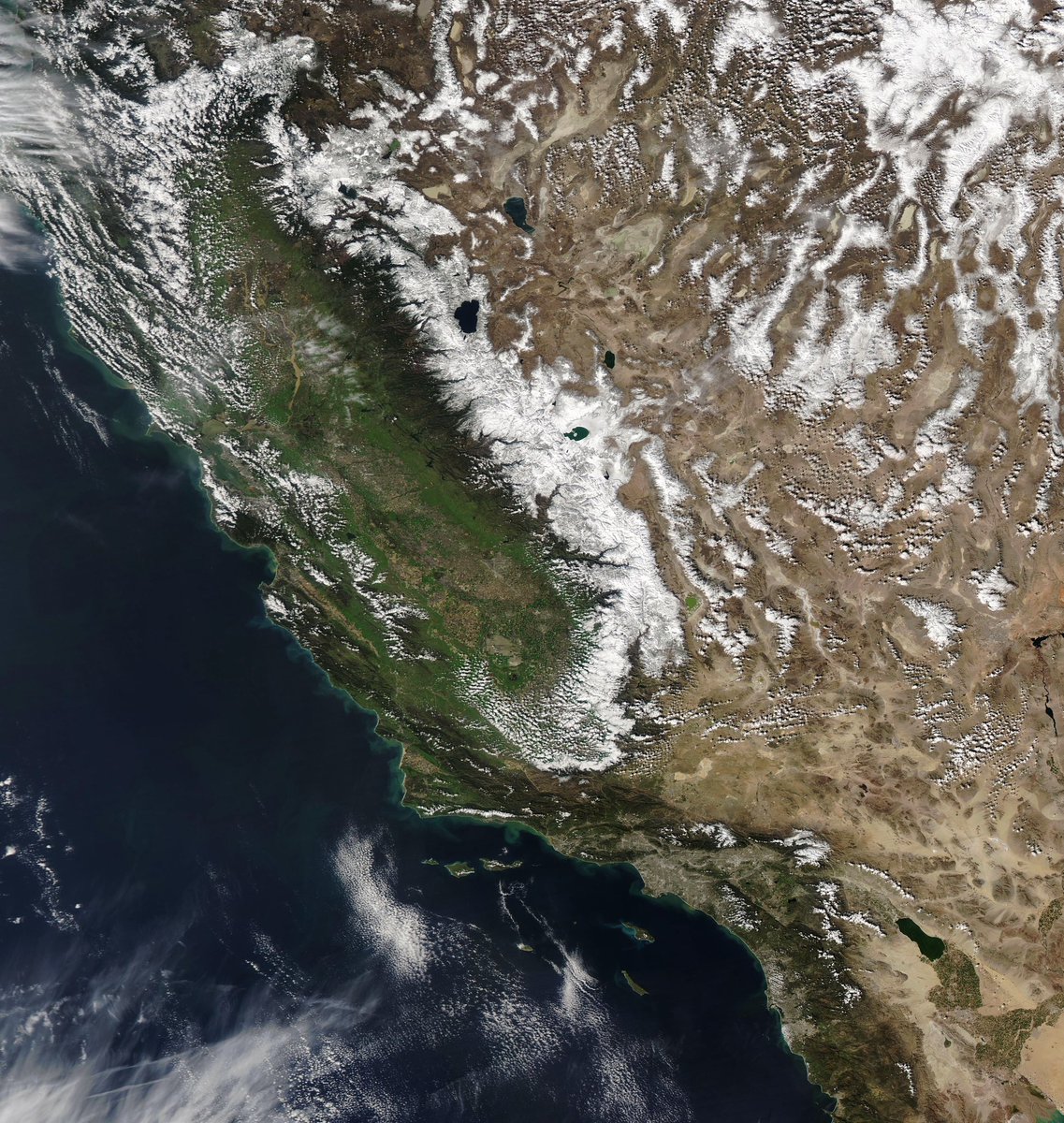A breathtaking snowy and green California from space today 🛰️