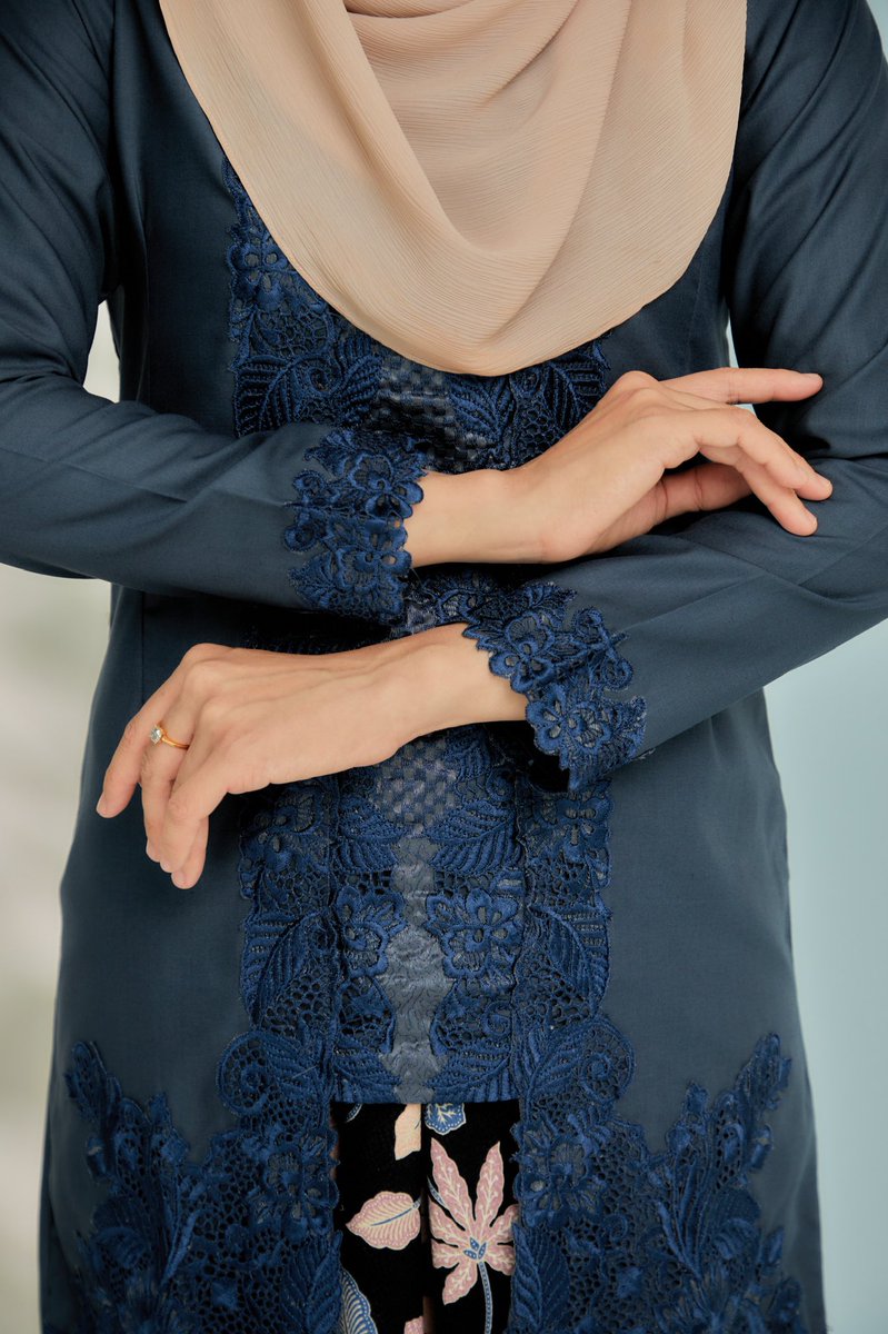 byhisdaisy's tweet photo. Presenting close up our exclusive Black Label collection, Kebaya Sofya x Pario Saira😍❤️

Kebaya yang bermaterialkan Cotton Linen dan sulaman yang bermotifkan bunga yang menampakkan keayuan kepada si pemakai. Jadi tunggu apa lagi grab yours now✨🤩 https://t.co/U1RYbtiuX3