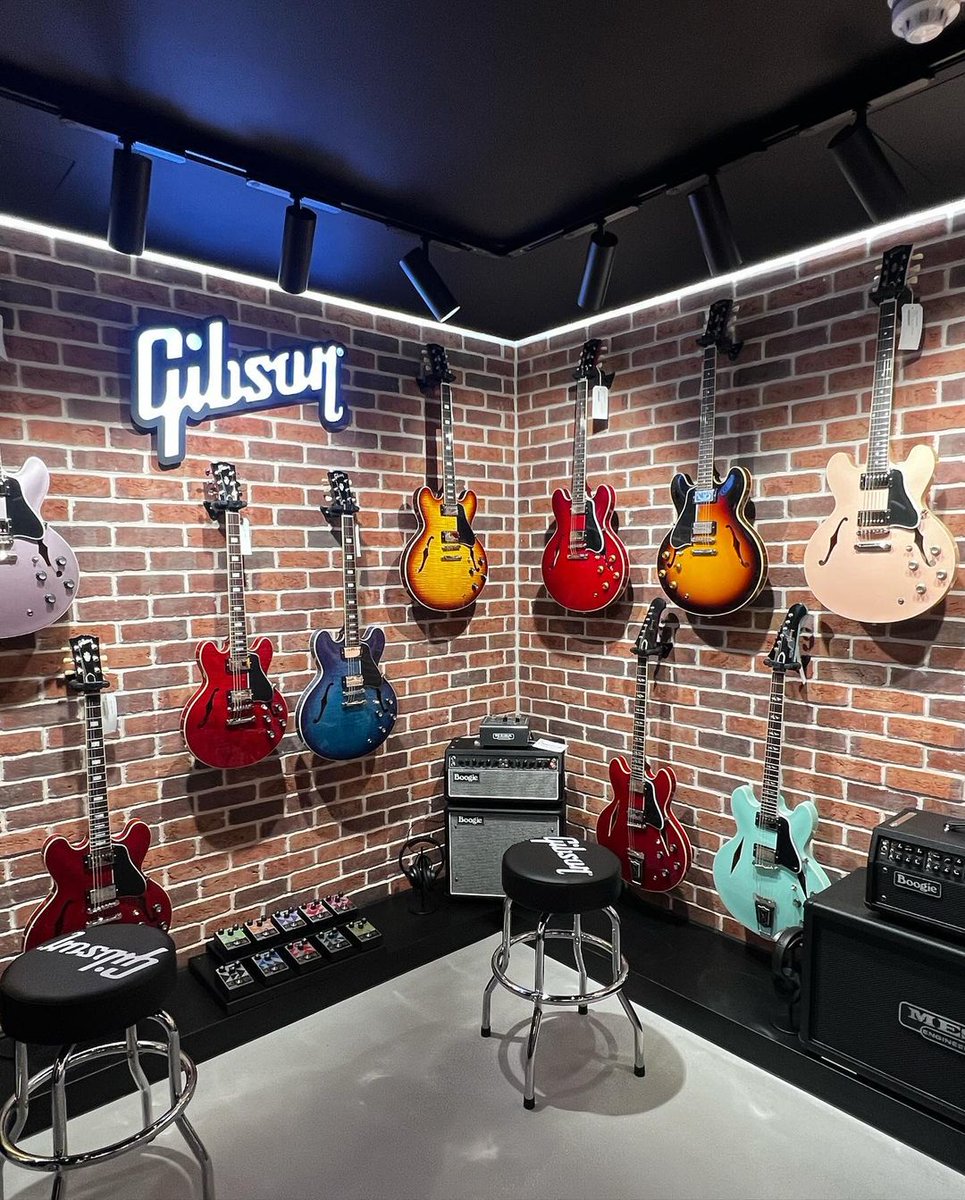 #Gibson Garage London sneak preview ahead of the official opening on Sat 🤘🏼 What a beautiful refurb and awesome new spaces @gibsonguitaruk 🙌 Looking forward to our new Busk In London series kicking off here in April! 🎸 #gibsongaragelondon #guitar #livemusic #iwantthatone