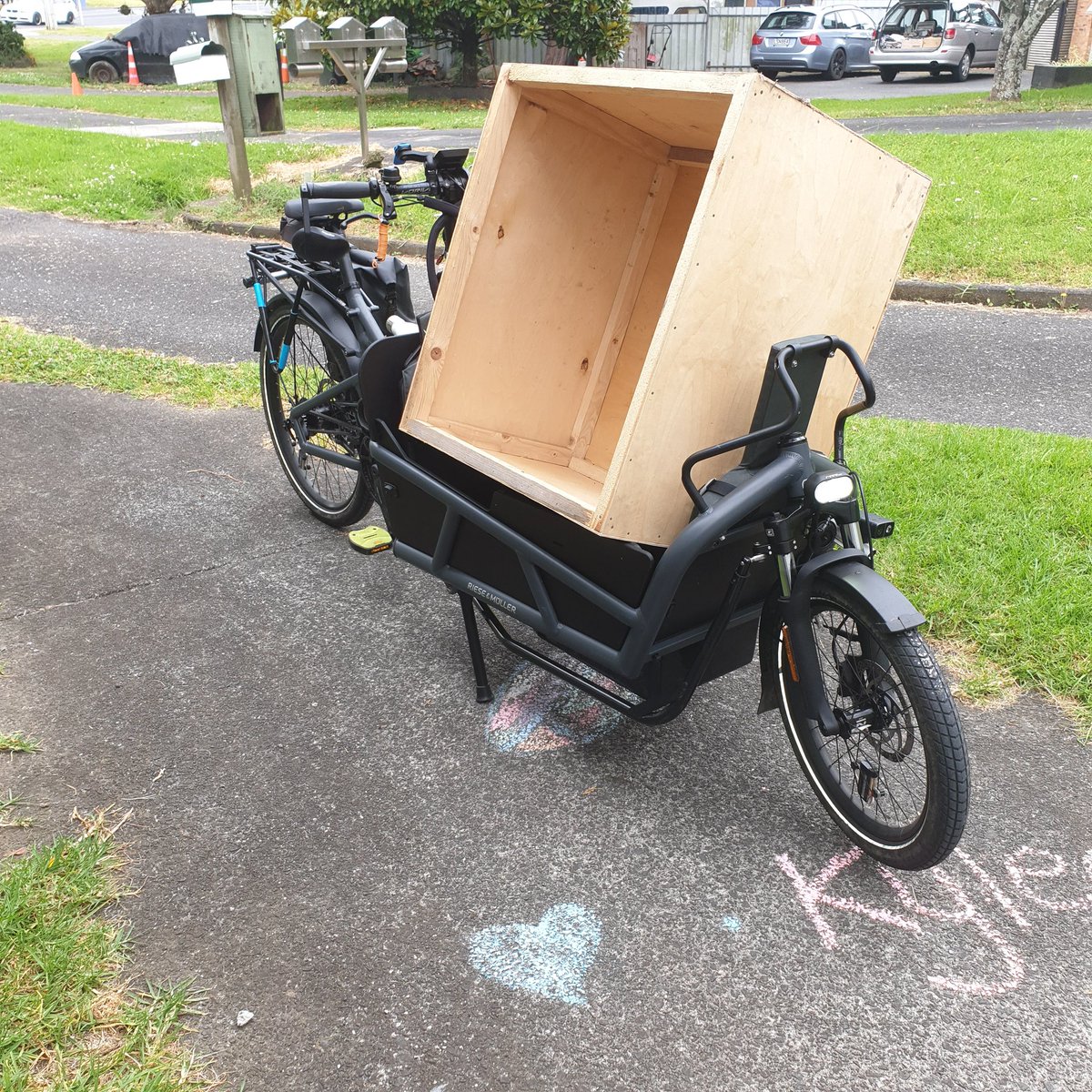 Ka_eke_Pahikara's tweet photo. When you're used to a #Load75 Pic one.. And then go shopping with the perfectly serviceable... But less ummm capable loaner cargo bike. Not ungrateful, just learning new lessons #DadsLife #AklBikeLife https://t.co/hN7WJTWM5d